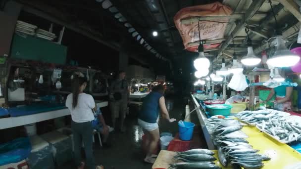 Город Илиган Мая 2023 Года Государственный Рынок Рыбой Морепродуктами Столом — стоковое видео