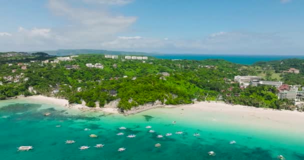 ホワイトサンドビーチとターコイズ ボート付き透明な水 空中ビュー ボラカイ島 フィリピン — ストック動画