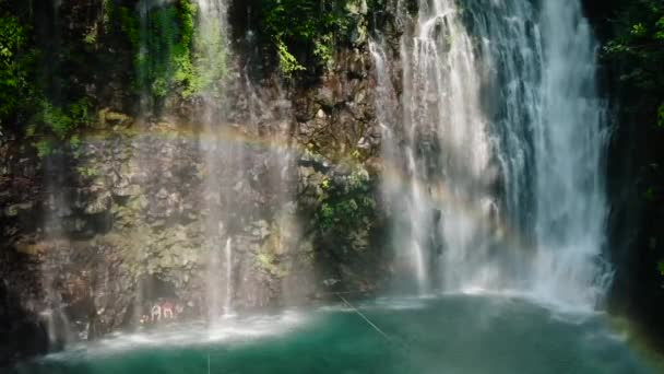 Tropikalna Góra Wodospadami Tinago Falls Zwolnionym Tempie Mindanao Filipiny — Wideo stockowe