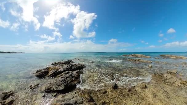 Sluneční Odraz Nad Skálami Vlnami Santa Tablas Island Romblon Filipíny — Stock video