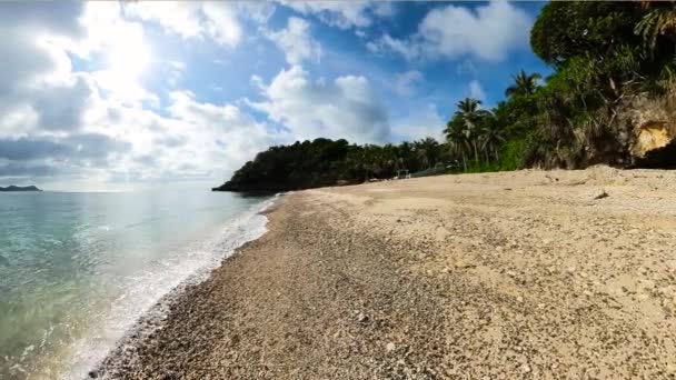 Czysta Woda Fale Rozbijają Się Nad Piaskiem Plaży Wyspie Carabao — Wideo stockowe