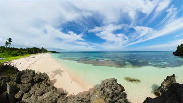 Tropikalna Plaża Czysta Woda Morska Fale Wyspa Carabao Romblon Filipiny — Wideo stockowe
