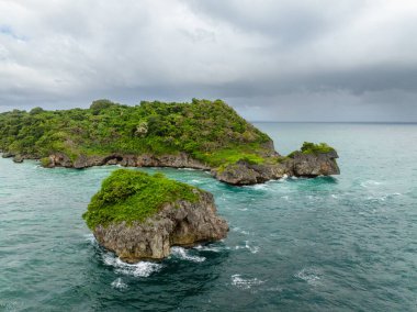 Tropik gök mavisi deniz suyu ve dalgalar. Boracay, Filipinler.