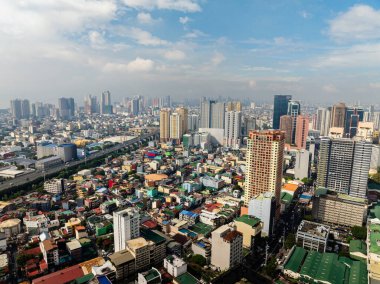 Metro Manila 'daki Skyline. Otoyollarda ve modern binalarda araçlar. Makati, Filipinler.
