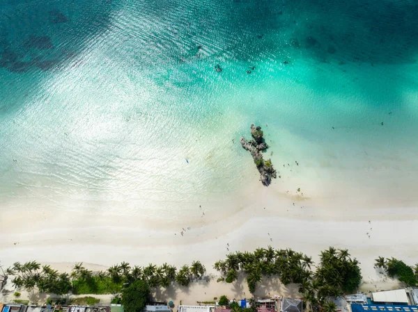 Boracay 'daki tozlu beyaz kum ve kristal berrak su, yukarıdan görünüyor. Filipinler.