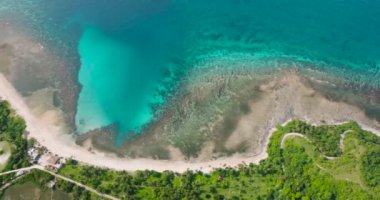 Beyaz kum, turkuaz deniz suyu ve mercan resifleri olan bir sahil beldesi. Santa Fe, Tablas, Romblon. Filipinler.