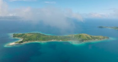 Logbon Adası 'nın üzerindeki bulutlar mavi denizle çevrilidir. Romblon, Filipinler.