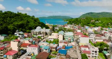 Apartmanı ve binaları olan küçük bir kasaba. Romblon Adası, Romblon, Filipinler.