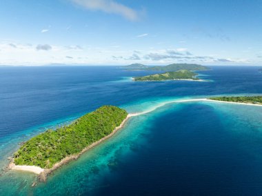 Mavi denizle çevrili plajlı adalar. Mavi gökyüzü ve bulutlar. Romblon, Romblon. Filipinler.