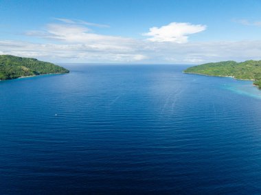 Tropik adaların ortasında mavi deniz. Romblon, Filipinler.