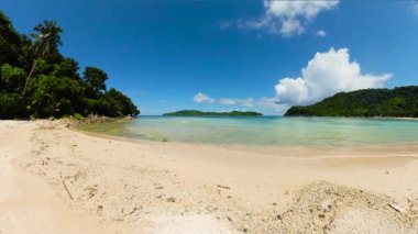 Sahil şeridi ve temiz su. Mavi gökyüzü ve bulutlar. El Nido. Palawan 'da. Filipinler.