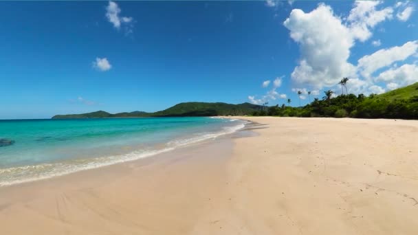 Песчаный Пляж Океанскими Волнами Голубым Небом Облаками Пляж Накпан Эль — стоковое видео