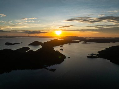 Coron 'daki güzel günbatımı olan adaların insansız hava aracı manzarası. Palawan 'da. Filipinler.