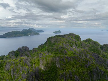 Muhteşem kaya oluşumuyla Miniloc Adası. El Nido, Palawan. Filipinler.