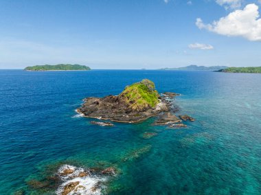 Kayalık kıyısı ve berrak deniz suyu olan bir ada. El Nido, Palawan. Filipinler.