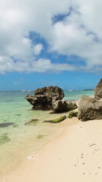파도가 바위와 모래를 해안선 마노크 보라카이 말레이어 알클란 필리핀입니다 — 비디오