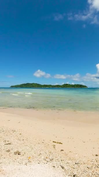 해변과 깨끗한 해안선 하늘과 엘니도 팔라완 필리핀입니다 — 비디오