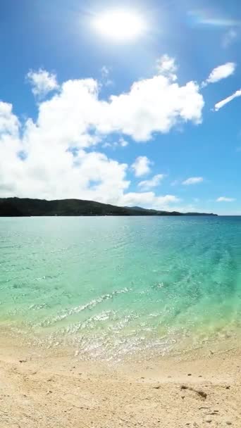 Güneşin Yansımasıyla Beyaz Kumlar Üzerinde Güzel Berrak Deniz Suyu Bon — Stok video