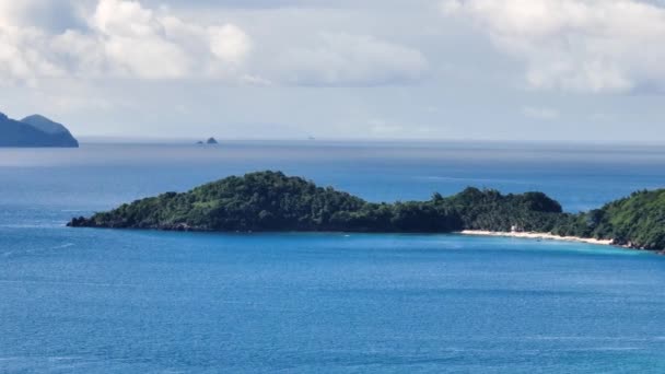 Île Avec Plage Sable Blanc Mer Bleue Ciel Bleu Nuages — Video