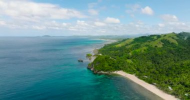 Beyaz kum ve mercanlı saydam deniz suyunun drone görüntüsü. Santa Fe, Tablas, Romblon. Filipinler.