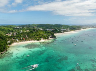 Diniwid Sahili 'nde beyaz kum. Mercan resifli turkuaz su üzerinde tekneler. Boracay Adası. Filipinler.