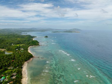 Turkuaz deniz suyu ve dalgalı Rocky sahili. Santa Fe, Tablo, Romblon, Filipinler.