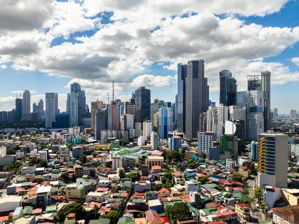 Metro Manila, Makati City 'deki binaların havadan görüntüsü. Filipinler.