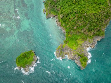Boracay, Filipinler 'de tropik deniz dalgaları ve kıyı şeridi.