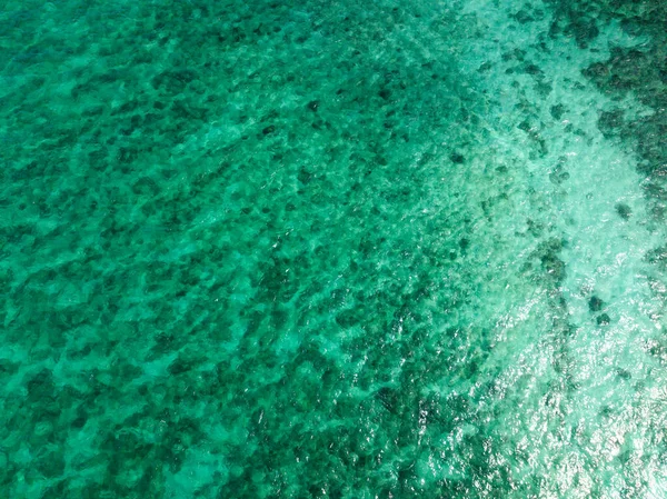 Boracay Adası 'nda berrak turkuaz suyu olan deniz tabanı. Filipinler.