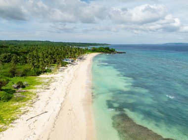 Beyaz kumlu Tan-agan Piknik Mağazası. Carabao Adası. Romblon, Filipinler.