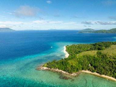 Logbon Adası 'nda şeffaf turkuaz deniz suyu ve mercanlar. Romblon, Romblon. Filipinler.