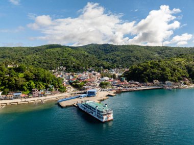 Binaları ve kıyıya yakın yerleşim alanları olan bir şehir. Romblon, Filipinler.