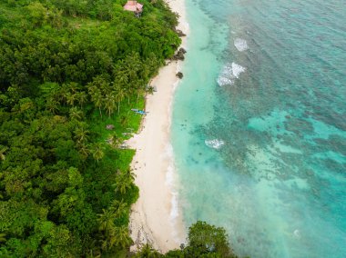 Carabao Adası 'ndaki kumlu sahilde şeffaf turkuaz su. San Jose, Romblon. Filipinler.