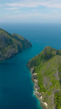 Tapiutan Adası ve Matinloc Adası 'ndaki beyaz plajın insansız hava aracı görüntüsü. El Nido, Palawan. Filipinler. Dikey görünüm.