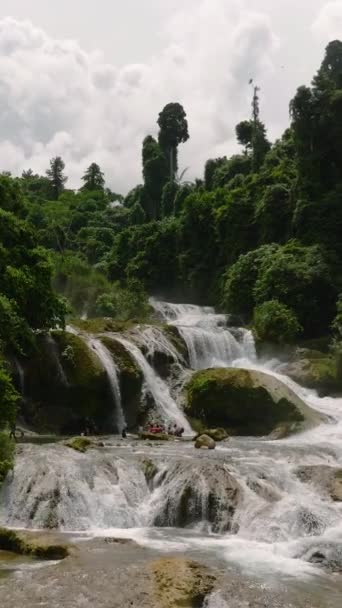 Aliwagwag Falls Omgiven Grön Skog Och Djungel Mindanao Filippinerna Vertikal — Stockvideo