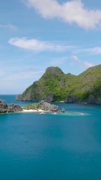Playa Con Botes Isla Tapiután Cielo Azul Nubes Nido Palawan — Vídeos de Stock