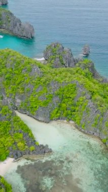 Tekneli Büyük Göl ve Küçük Göl 'ün havadan görünüşü. Miniloc Adası. El Nido, Palawan. Filipinler. Dikey görünüm.