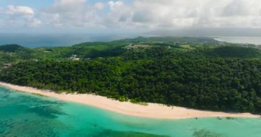 Mercan resiflerinin üzerindeki temiz su. Puka Shell Sahili 'nde beyaz kum. Boracay Adası. Filipinler.