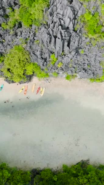 Laguna Grande Con Kayaks Isla Miniloc Nido Palawan Filipinas Vista — Vídeos de Stock