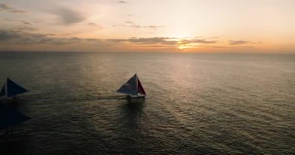 フィリピンのボラカイに日没の背景を持つパラシュープライベートセーリングボートの美しい風景 — ストック動画