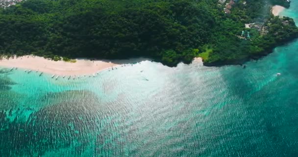 フィリピンのボラカイのプカシェルビーチでサンゴが付いている明確なターコイズの水の日光の反射 — ストック動画