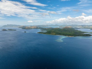 Coron 'daki adalar ve Islets. Mavi gökyüzü ve bulutlar. Palawan, Filipinler.
