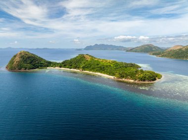 Dimanglet Adası 'nda beyaz kumlu sahil ve turkuaz deniz suyu. Coron, Palawan. Filipinler.