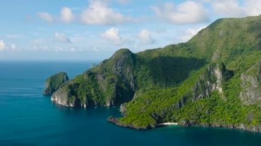 Cadlao Adası 'ndaki Serenity Sahili' nin insansız hava aracı görüntüsü. El Nido, Palawan. Filipinler.