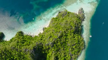 Tekneli beyaz kumlu plaj. Coron, Palawan 'daki Banul Plajı. Filipinler.