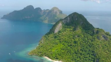 El Nido 'daki kumlu plajların insansız hava aracı görüntüsü. Mavi denizi aşan tekneler. Palawan 'da. Filipinler.