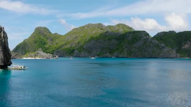 Barcos Sobre Mar Cerca Isla Tapiután Cielo Azul Nubes Nido — Vídeos de Stock