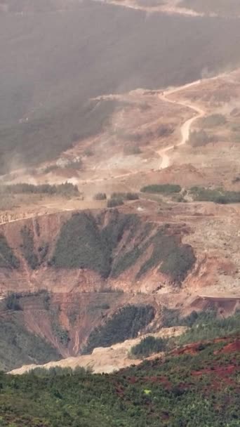 Minería Cielo Abierto Montaña Rojiza Con Camiones Mindanao Filipinas Acércate — Vídeo de stock