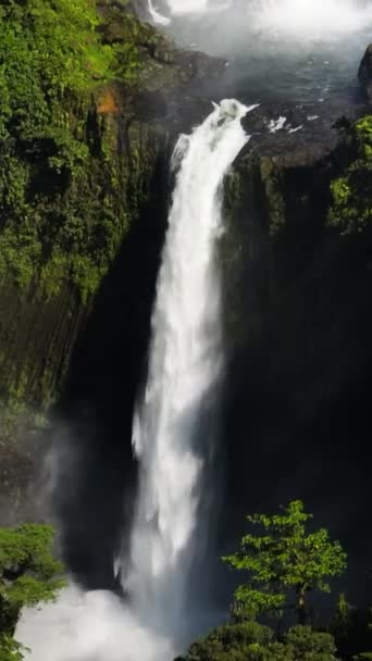 Rasante Kaskade Umgeben Von Üppigem Laub Limunsudan Falls Mindanao Philippinen — Stockvideo