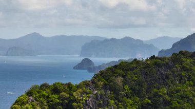 Mavi deniz ve bulutlu gökyüzünün altındaki adalar El Nido, Palawan 'da. Filipinler.